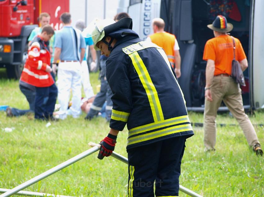 Schwerer Unfall mit Reisebus Lohmar Donrather Dreieck P057.JPG